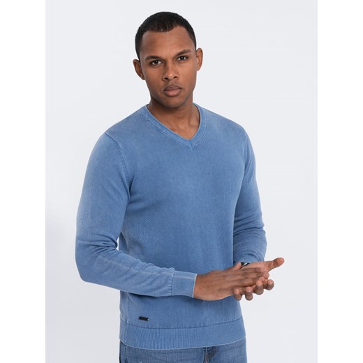 Męski sweter  washowany z dekoltem w serek - niebieski V4 OM-SWOS-0108 ze sklepu ombre w kategorii Swetry męskie - zdjęcie 169237943