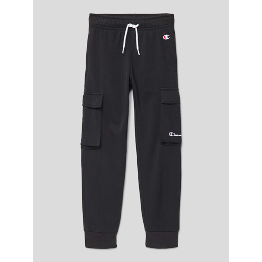 Spodnie dresowe o kroju regular fit z kieszeniami cargo ze sklepu Peek&Cloppenburg  w kategorii Spodnie dziewczęce - zdjęcie 169239180