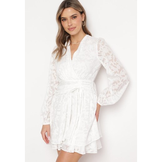 Biała Rozkloszowana Sukienka Mini z Plumeti o Kopertowym Kroju Tayeta ze sklepu Born2be Odzież w kategorii Sukienki - zdjęcie 169244530