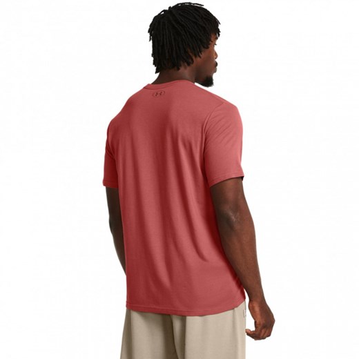 Męski t-shirt z nadrukiem Under Armour UA Colorblock Wordmark SS - czerwony ze sklepu Sportstylestory.com w kategorii T-shirty męskie - zdjęcie 169247674