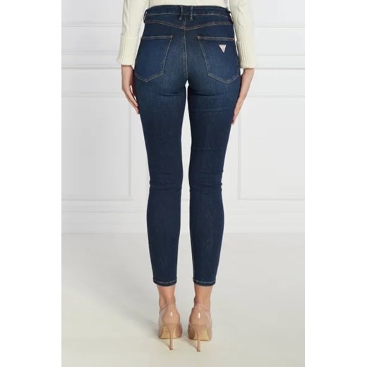 Granatowe jeansy damskie Guess w miejskim stylu 