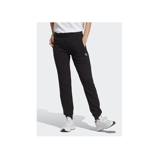 adidas Spodnie dresowe adicolor Essentials IA6479 Czarny Slim Fit ze sklepu MODIVO w kategorii Spodnie damskie - zdjęcie 169423571