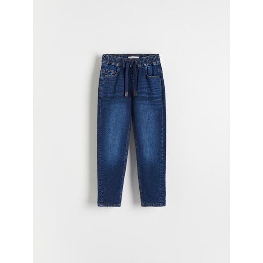 Reserved - Elastyczne jeansy carrot - granatowy ze sklepu Reserved w kategorii Spodnie chłopięce - zdjęcie 169424364