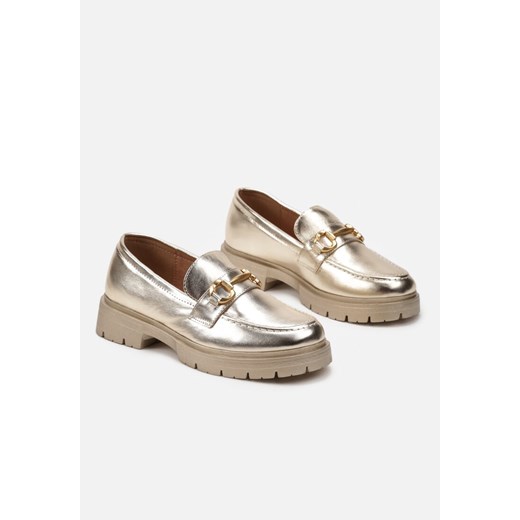 Złote Mokasyny z Metaliczną Klamerką i Przeszyciem Wokół Noska Norai 39 okazyjna cena born2be.pl