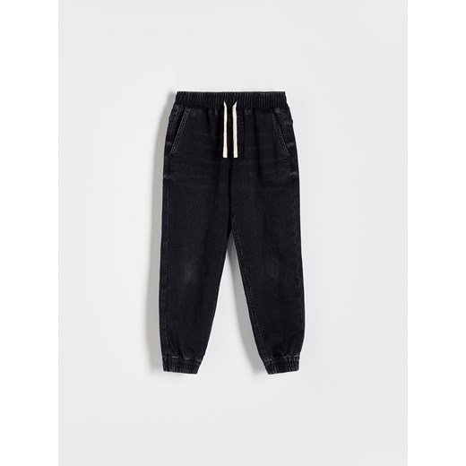 Reserved - Elastyczne jeansy jogger - czarny ze sklepu Reserved w kategorii Spodnie chłopięce - zdjęcie 169458042