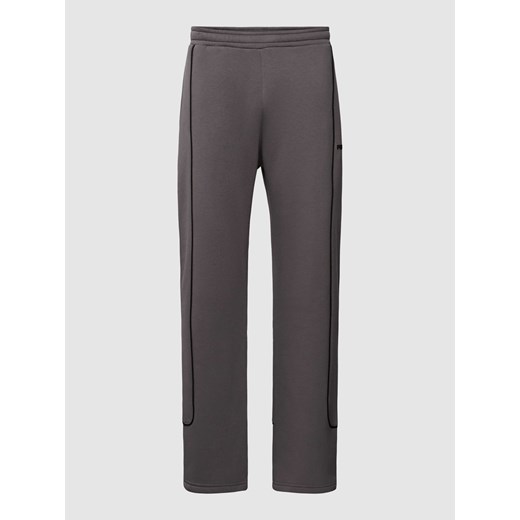 Spodnie dresowe z paskami w kontrastowym kolorze ze sklepu Peek&Cloppenburg  w kategorii Spodnie męskie - zdjęcie 169459813