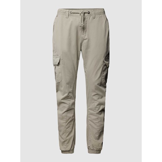 Spodnie sportowe z kieszeniami cargo w jednolitym kolorze ze sklepu Peek&Cloppenburg  w kategorii Spodnie męskie - zdjęcie 169460771