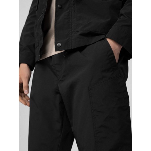 Męskie spodnie casual tkaninowe 4F 4FSS22TTROM106 L okazja Sportstylestory.com