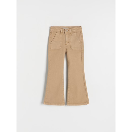 Reserved - Elastyczne jeansy flare - beżowy ze sklepu Reserved w kategorii Spodnie dziewczęce - zdjęcie 169495291