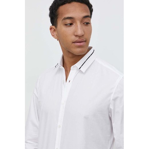 HUGO koszula bawełniana męska kolor biały slim z kołnierzykiem klasycznym 50513925 ze sklepu ANSWEAR.com w kategorii Koszule męskie - zdjęcie 169518530