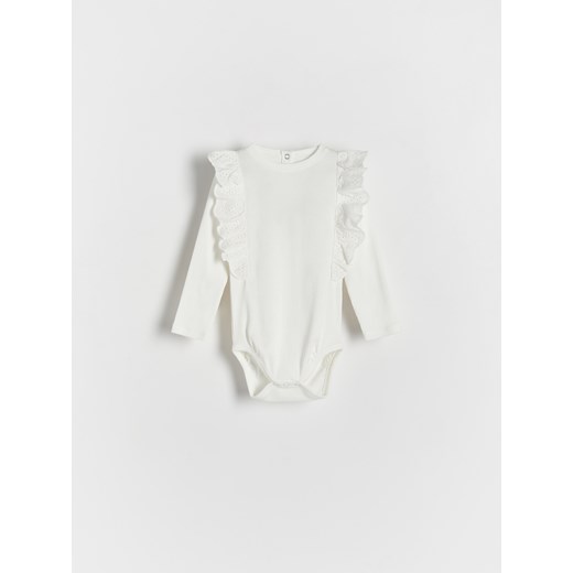 Reserved - Bawełniane body z ażurową falbaną - złamana biel ze sklepu Reserved w kategorii Body niemowlęce - zdjęcie 169531564