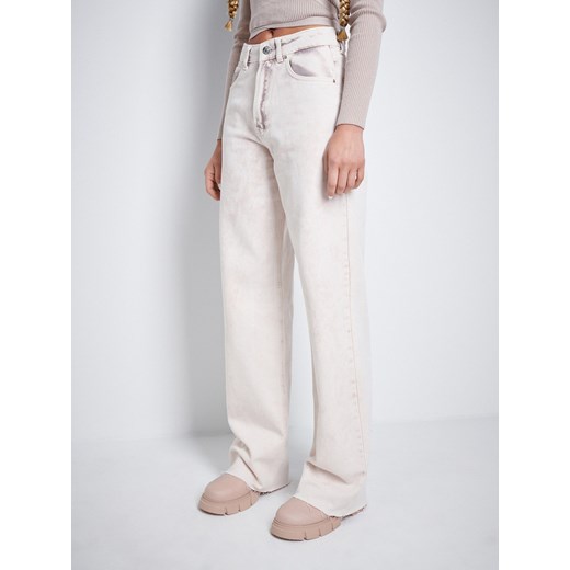 Cropp - Jasne jeansy wide leg z wysokim stanem - beżowy Cropp 36 promocyjna cena Cropp