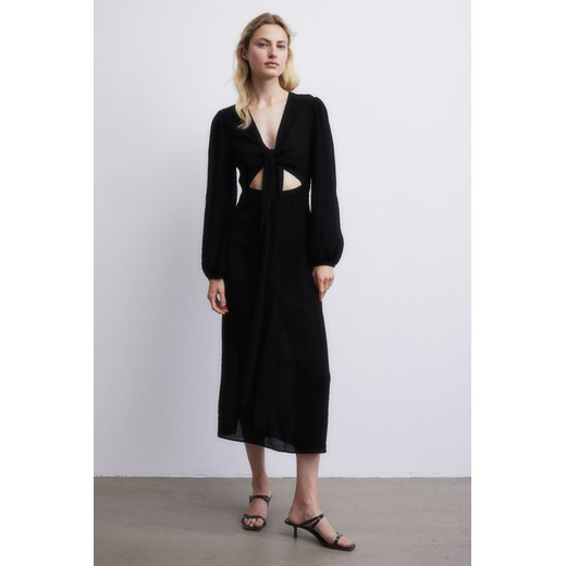 H & M - Kreszowana sukienka z wiązaniem - Czarny H & M XL H&M