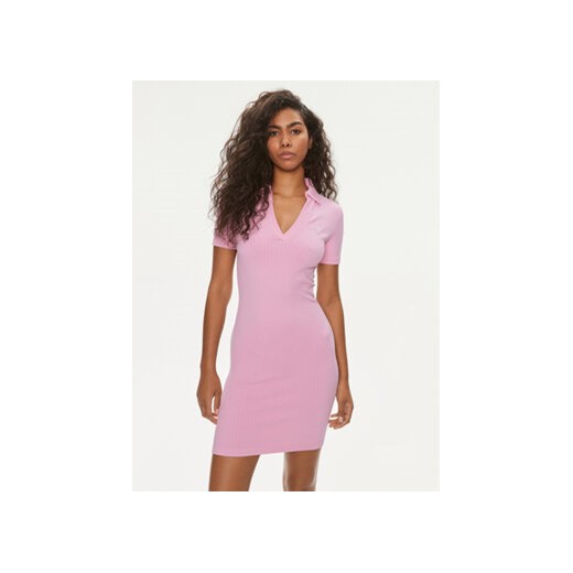 Guess Sukienka codzienna Rib-Seamless V4GK04 Z3CC0 Różowy Regular Fit ze sklepu MODIVO w kategorii Sukienki - zdjęcie 169600404