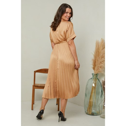 Sukienka beżowa Curvy Lady kopertowa w serek midi wiosenna