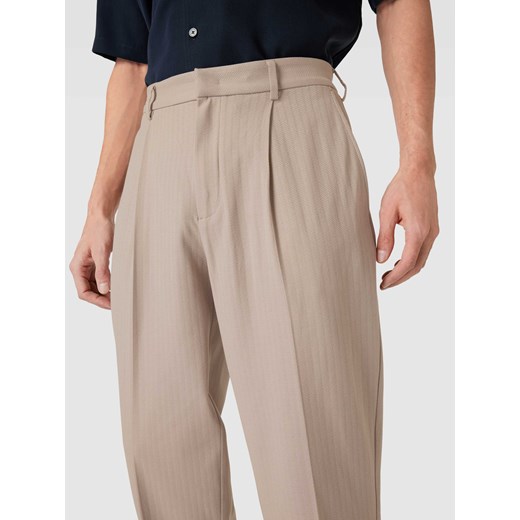 Spodnie o kroju regular fit z zakładkami w pasie i fakturowanym wzorem Emporio Armani XL Peek&Cloppenburg 
