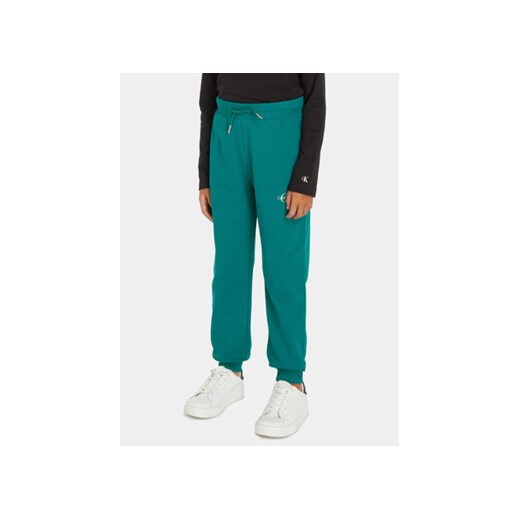 Calvin Klein Jeans Spodnie dresowe Monogram Logo IU0IU00285 Zielony Regular Fit ze sklepu MODIVO w kategorii Spodnie chłopięce - zdjęcie 169634463