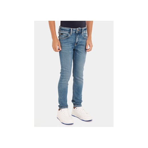 Calvin Klein Jeans Jeansy IB0IB01995 Niebieski Skinny Fit ze sklepu MODIVO w kategorii Spodnie chłopięce - zdjęcie 169634984