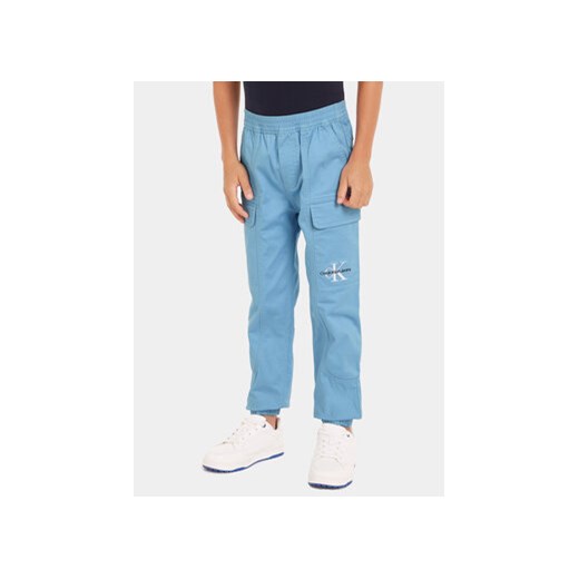 Calvin Klein Jeans Joggery IB0IB01675 Niebieski Regular Fit ze sklepu MODIVO w kategorii Spodnie chłopięce - zdjęcie 169635180