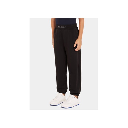 Calvin Klein Jeans Spodnie dresowe Intrasia Logo IB0IB02081 Czarny Regular Fit ze sklepu MODIVO w kategorii Spodnie chłopięce - zdjęcie 169635920