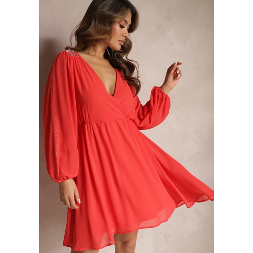 Czerwona Sukienka z Gumką w Talii i Kopertowym Dekoltem Ozodbiona Cyrkoniami Razamma ze sklepu Renee odzież w kategorii Sukienki - zdjęcie 169641141