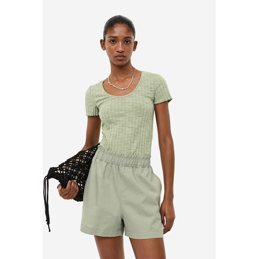 H & M - Prążkowany T-shirt z głębokim dekoltem - Zielony ze sklepu H&M w kategorii Bluzki damskie - zdjęcie 169647891