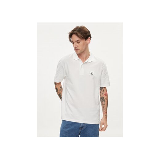 Calvin Klein Jeans Polo J30J325433 Biały Regular Fit ze sklepu MODIVO w kategorii T-shirty męskie - zdjęcie 169649102
