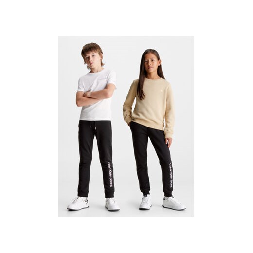 Calvin Klein Jeans Spodnie dresowe Logo IU0IU00604 Czarny Regular Fit ze sklepu MODIVO w kategorii Spodnie chłopięce - zdjęcie 169657873