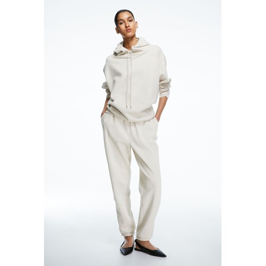 H & M - Spodnie dresowe z domieszką bawełny - Beżowy ze sklepu H&M w kategorii Spodnie damskie - zdjęcie 169677693