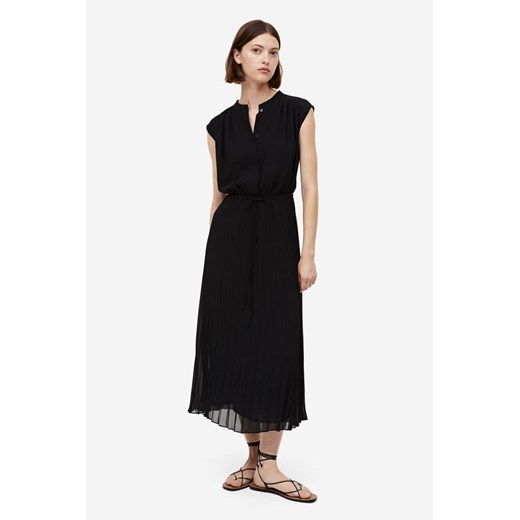 Czarna sukienka H & M z dekoltem w serek elegancka 