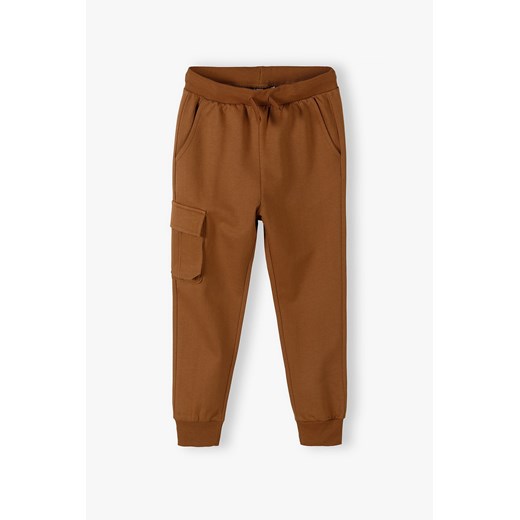 Brązowe spodnie dresowe regular fit chłopięce ze sklepu 5.10.15 w kategorii Spodnie chłopięce - zdjęcie 169686180