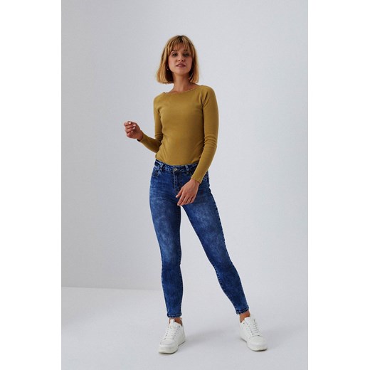 Spodnie jeansowe damskie z efektem sprania ze sklepu 5.10.15 w kategorii Jeansy damskie - zdjęcie 169689430
