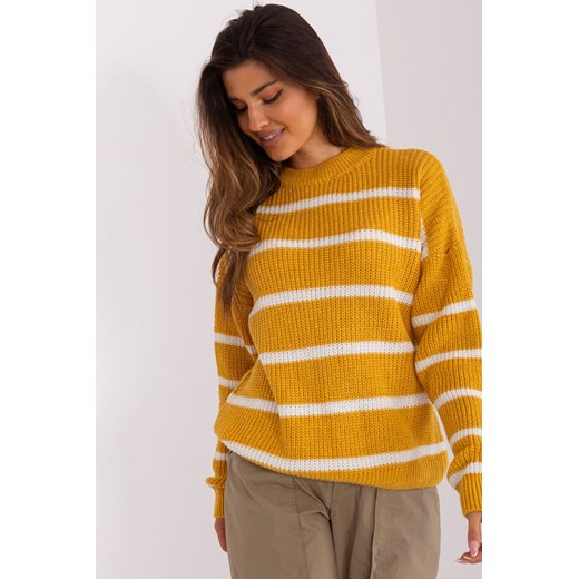 Ciemnożółty sweter damski oversize z okrągłym dekoltem ze sklepu 5.10.15 w kategorii Swetry damskie - zdjęcie 169695090