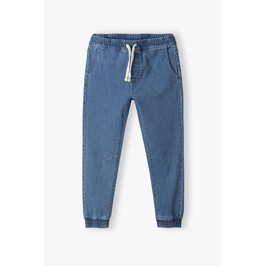 Jeansowe spodnie typu jogger dla chłopca ze sklepu 5.10.15 w kategorii Spodnie chłopięce - zdjęcie 169695971