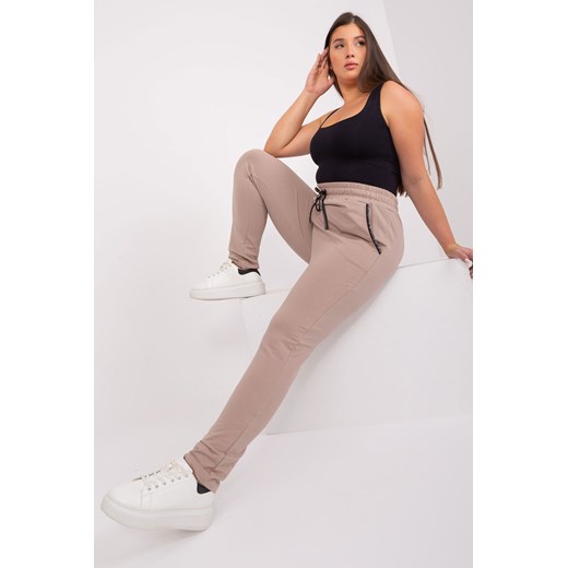 Beżowe spodnie dresowe plus size z troczkami Savage ze sklepu 5.10.15 w kategorii Spodnie damskie - zdjęcie 169699903
