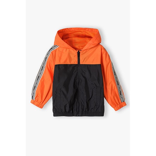 Pomarańczowa kurtka typu wiatrówka dla chłopca z kapturem ze sklepu 5.10.15 w kategorii Kurtki chłopięce - zdjęcie 169704171