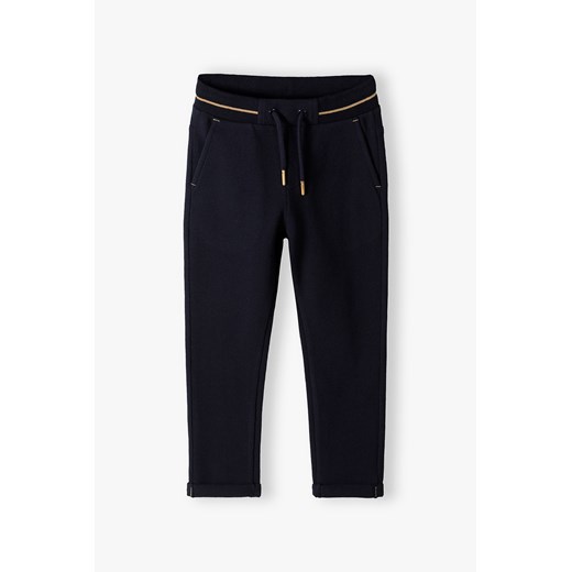 Granatowe eleganckie spodnie dresowe regular chłopięce ze sklepu 5.10.15 w kategorii Spodnie chłopięce - zdjęcie 169707104