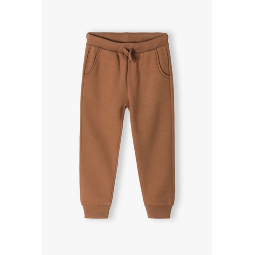 Spodnie dresowe chłopięce brązowe - Powerful #Family ze sklepu 5.10.15 w kategorii Spodnie chłopięce - zdjęcie 169707134