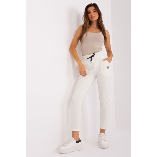 Ecru spodnie dresowe z wiązaniem i kieszeniami ze sklepu 5.10.15 w kategorii Spodnie damskie - zdjęcie 169708353