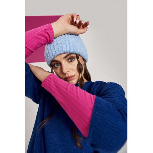 Błękitna czapka damska z prążkowanej dzianiny ze sklepu 5.10.15 w kategorii Czapki zimowe damskie - zdjęcie 169711611