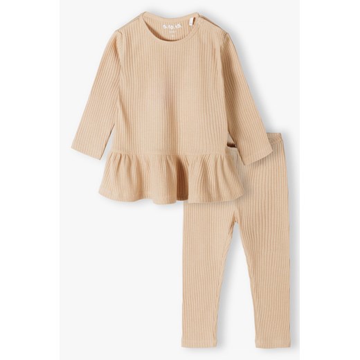 Beżowy komplet niemowlęcy z dzianiny prążkowanej - bluzka z baskinką + spodnie ze sklepu 5.10.15 w kategorii Komplety niemowlęce - zdjęcie 169711881