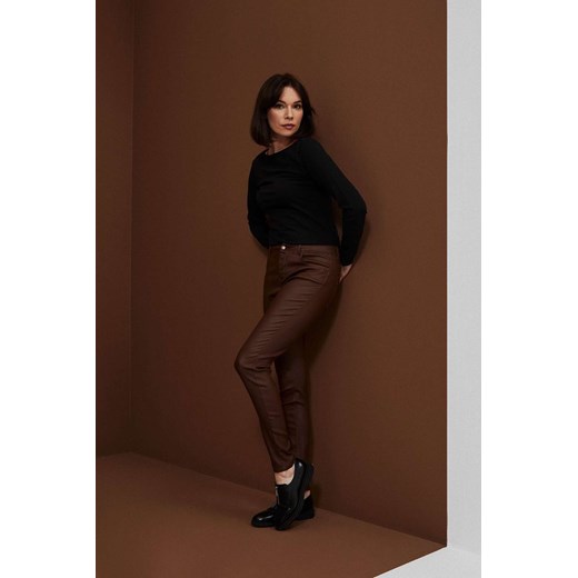 Woskowane spodnie typu rurki damskie- brązowe ze sklepu 5.10.15 w kategorii Spodnie damskie - zdjęcie 169712940