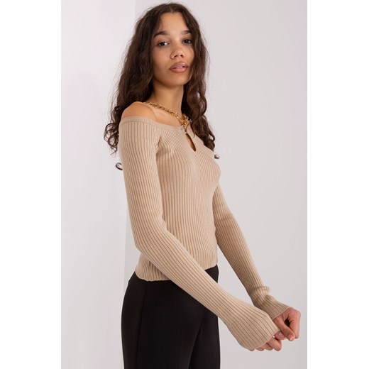 Beżowy sweter z odkrytymi ramionami i łańcuszkami ze sklepu 5.10.15 w kategorii Swetry damskie - zdjęcie 169714013