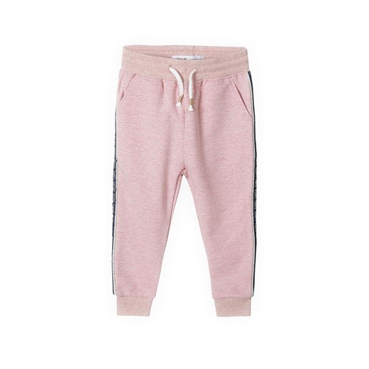 Różowe spodnie dresowe joggery niemowlęce z lampasami ze sklepu 5.10.15 w kategorii Spodnie i półśpiochy - zdjęcie 169716100