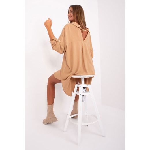 Camelowa sukienka damska z łańcuszkiem na plecach Elaria Italy Moda one size 5.10.15