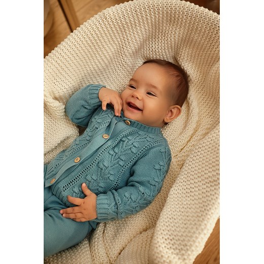 Niebieski sweter niemowlęcy z ozdobnym splotem ze sklepu 5.10.15 w kategorii Bluzy i swetry - zdjęcie 169722183
