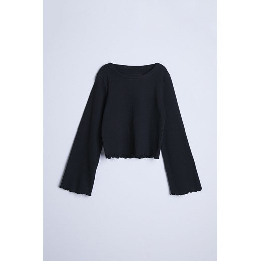Czarna bluzka dziewczęca w prążki z rozszerzanymi rękawami - Limited Edition ze sklepu 5.10.15 w kategorii Bluzki dziewczęce - zdjęcie 169722961