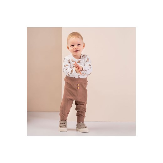 Brązowe prążkowane spodnie niemowlęce ze sklepu 5.10.15 w kategorii Spodnie i półśpiochy - zdjęcie 169723770