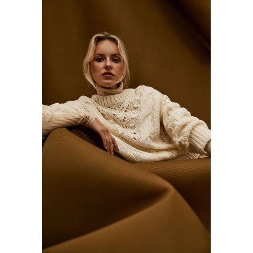 Ażurowy sweter damski lużny - ecru ze sklepu 5.10.15 w kategorii Swetry damskie - zdjęcie 169723922