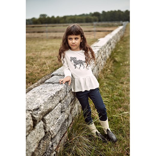 Bluzka dziewczęca z konikiem i ozdobną baskinką - ecru ze sklepu 5.10.15 w kategorii Bluzki dziewczęce - zdjęcie 169725800
